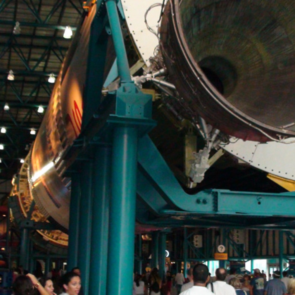 O Kennedy Space Center em Cabo Canaveral na Flórida conta com amostra e exibições de espaçonaves históricas e artefatos abertos ao público, funcionando até o hoje como uma das sedes da NASA e de onde diversos foguetes são lançados ao espaço.