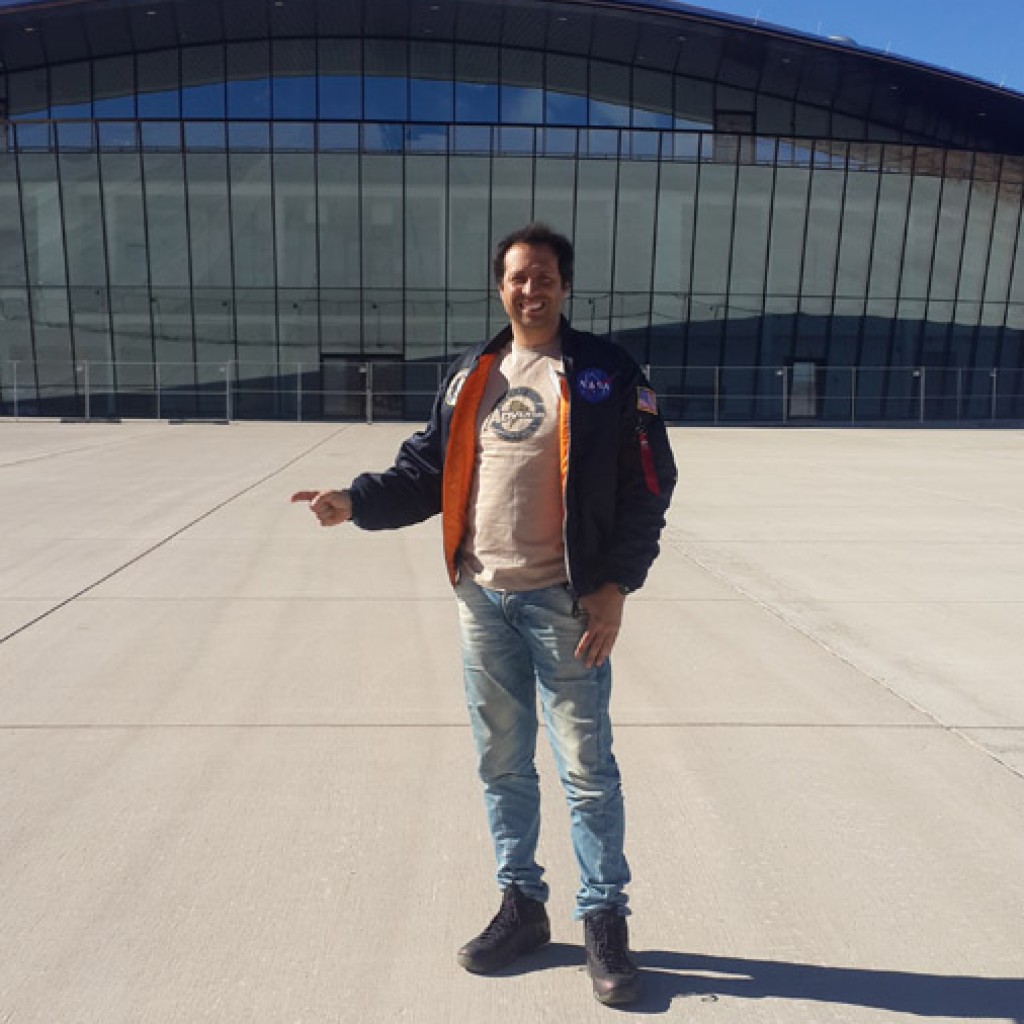 Clique e veja as fotos. Spaceport America é o primeiro local destinado ao lançamento de espaçonaves pela iniciativa privada. Fica localizado próximo a cidade de Las Cruces, no Estado do Novo México. É a casa para WhiteKnightTwo e SpaceShipTwo da Virgin Galactic, mas também da SpaceX Falcon 9R e vários outros lançamentos suborbitais incluindo os de UP Aerospace