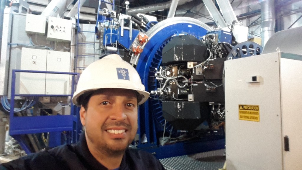 O ESO Very Large Telescope (VLT), em PARANAL, é o instrumento óptico mais avançado do mundo, sendo composto por quatro telescópios com espelhos principais de 8,2 metros e quatro telescópios auxiliares móveis, com espelhos de 1,8 metros. Os telescópios podem funcionar em conjunto, formando um gigantesco 'interferómetro'. Veja as fotos.