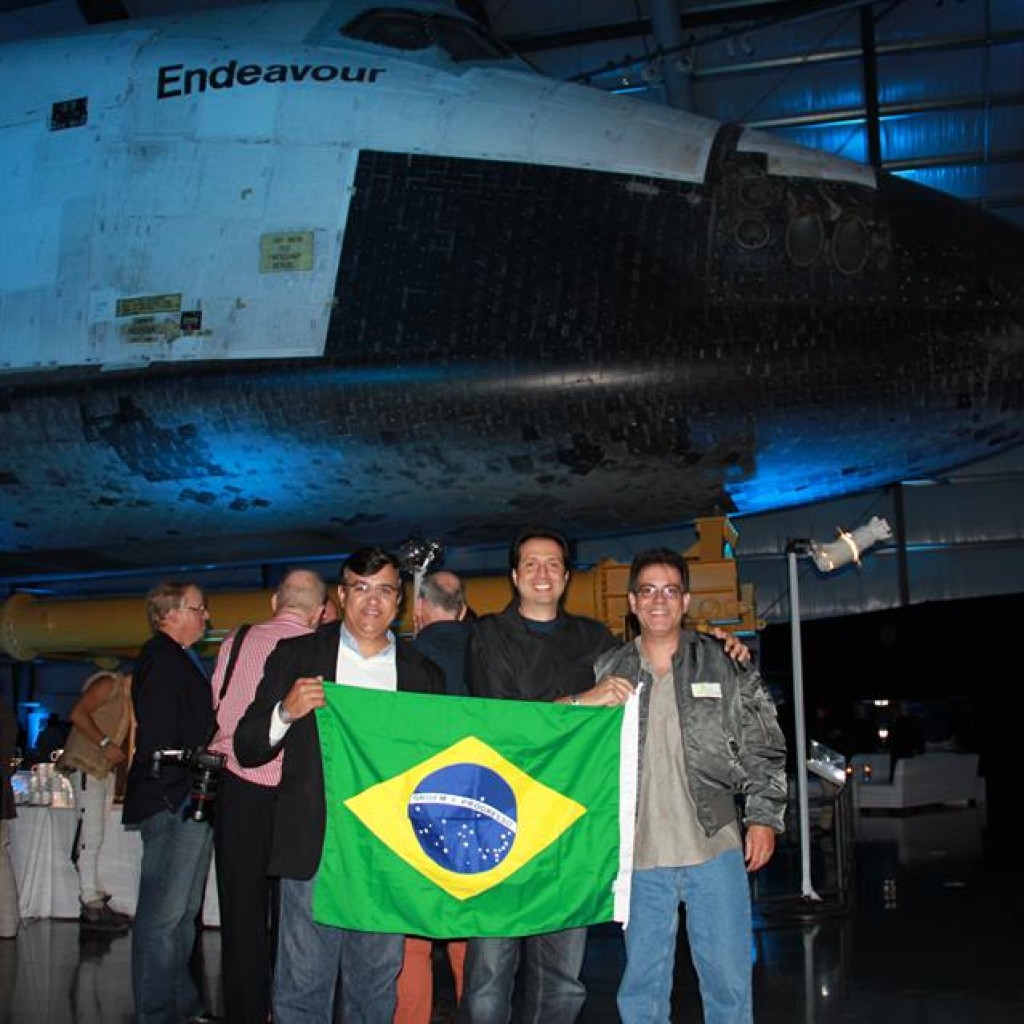 A NASA resolveu doar o ônibus espacial Endeavour ao California Sciencenter, um excelente museu de ciências no centro de Los Angeles, onde você pode vê-lo exposto na posição horizontal. Eu tive o privilégio de curtir uma festa embaixo dele, juntamente com meus amigos turistas espaciais.