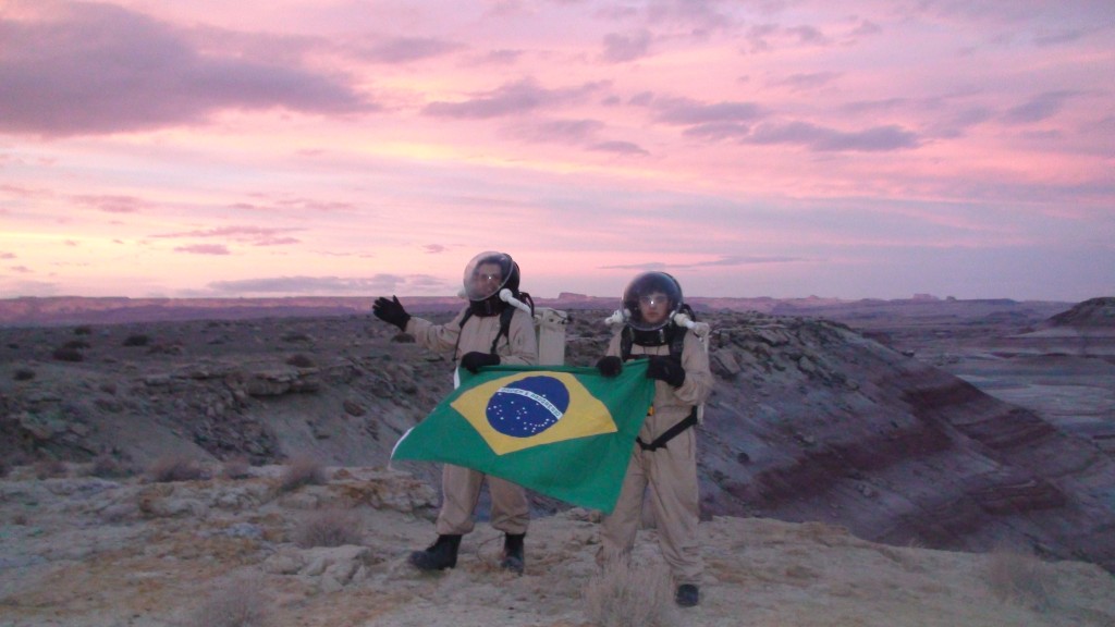 MDRS - Mars Desert Research Station foi uma Missão Simulada de Exploração do Planeta Marte onde fui o primeiro comandante brasileiro e levei a primeira equipe da América Latina para esta pesquisa. As fotos mostram o local no Deserto de Utah, extremamente parecido com o solo marciano.