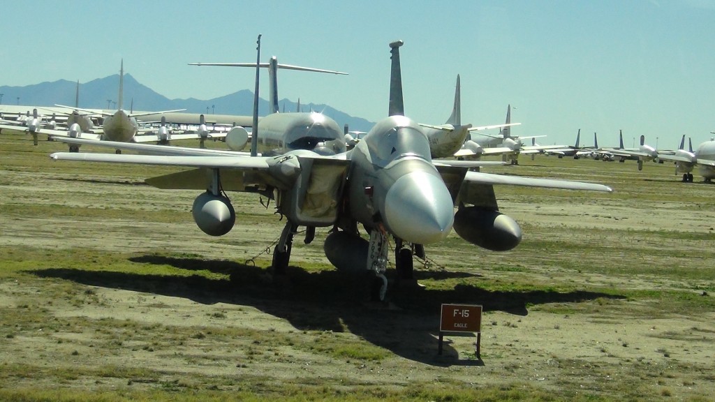 O cemitério de aviões em Tucson é a mais famosa área destinada a a armazenagem temporária de aeronaves velhas, danificadas, fora de funcionamento ou dotada de problemas estruturais. Pertence a Base Aérea de Davis-Monthan nos Estados Unidos, tem área de 10.000.000 de m2 e atualmente abriga cerca de 4.400 aeronaves civis e militares. Só é possível visitá-lo a bordo de um ônibus da Força Aérea, não se pode andar entre as aeronaves. Veja as fotos.
