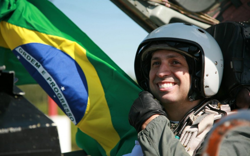Clique e veja as fotos da maior entre todas minhas aventuras até agora, o voo em um caça supersônico Mig-29 na Rússia. São momentos inesquecíveis de minha vida, atingir a estratosfera e assistir a curvatura terrestre.