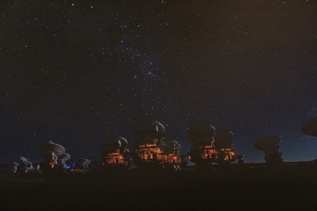 O Large Millimeter / submillimeter Array Atacama  ou ALMA, o maior projeto astronômico atualmente, é um único telescópio de design revolucionário, composto por 66 antenas de alta precisão localizados no planalto Chajnantor, a 5000 metros de altitude no norte do Chile. Tive o privilégio de conhecer este local durante uma chuva de meteoros!