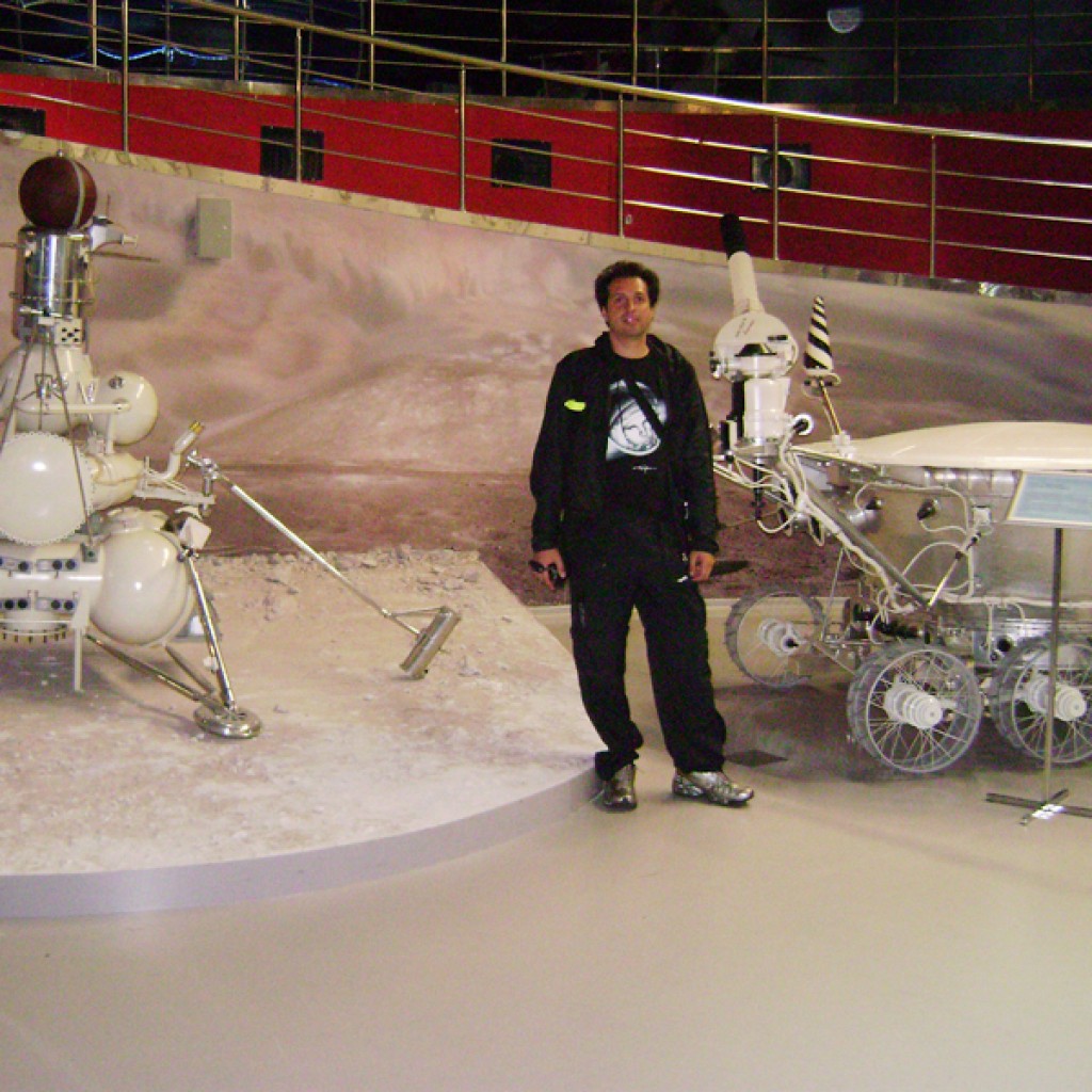 Clique e veja as fotos do mais importante museu espacial russo, O Museu de Memórias Espaciais Yuri Gagarin em Moscou, bem abaixo do tótem da Sputnik. Você poderá ver toda a história espacial russa, desde os primeiros rabiscos de Tsiolkovsky, do primeiro satélite artificial Sputnik, a cadela Laika e as roupas de Gagarin, até os dias atuais com cápsulas reais de missões Soyus, um réplica da MIR e do Buran.
