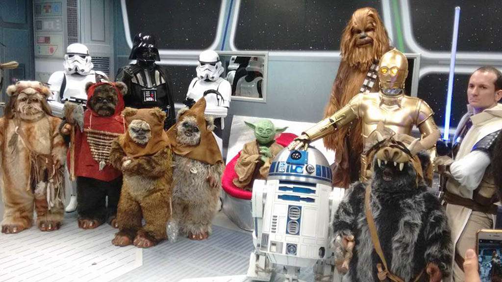 Grupo de amigos cosplays StarWars que se dedicam a levar a magia do cinema aos corações de pessoas, seja em eventos, feiras, festas, casamentos e aniversários. Ficamos conhecidos com as pegadinhas no Programa Silvio Santos.
