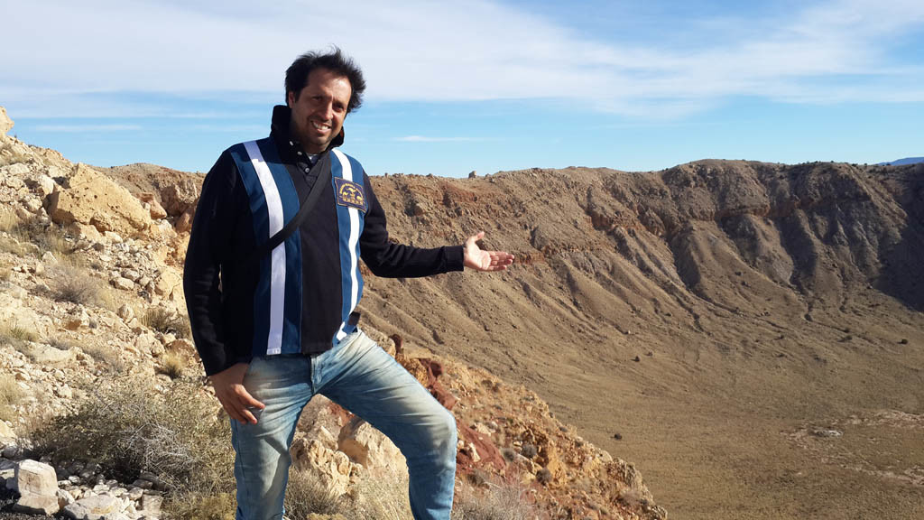 Veja as fotos da Cratera de Barringer, também conhecida como Cratera do Meteoro, localizada em Winslow - Arizona, Estados Unidos. Aproximadamente 50 mil anos atrás, um meteorito de aproximadamente 45 metros viajando a 40 mil km/h caiu neste lugar gerando uma onde força equivalente a uma bomba de hidrogênio, deixando uma cratera de um quilômetro de diâmetro por 200 metros de profundidade.
