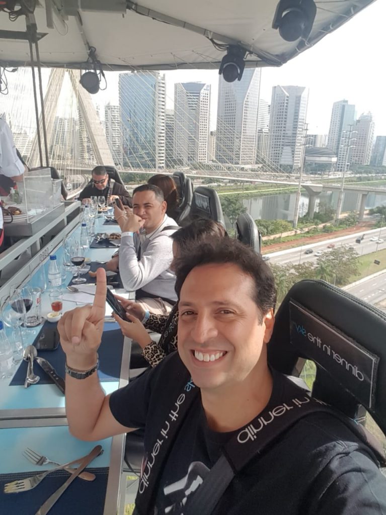 SkyDinner - Almoço a 70 metros de altura com vista panorâmica. Veja as imagens e entenda melhor como funciona para deliciar um prato de primeiro mundo.