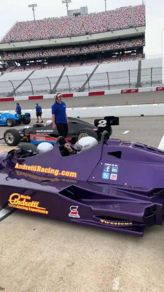 Você pode fazer como eu, realizar o sonho de viver a experiência de um piloto profissional de Fórmula Indy em um autódromo profissional nos Estados Unidos