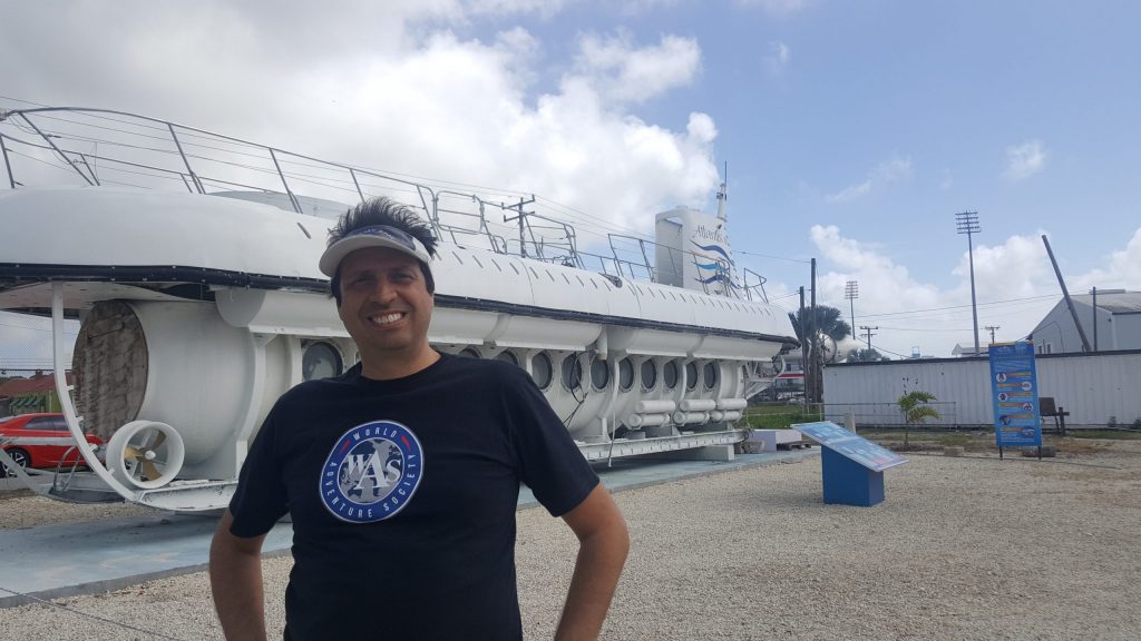 Conheça de perto o passeio realizado a bordo do Submarino Atlantis, na costa da Ilha de Barbados e com 30 metros de profundidade.