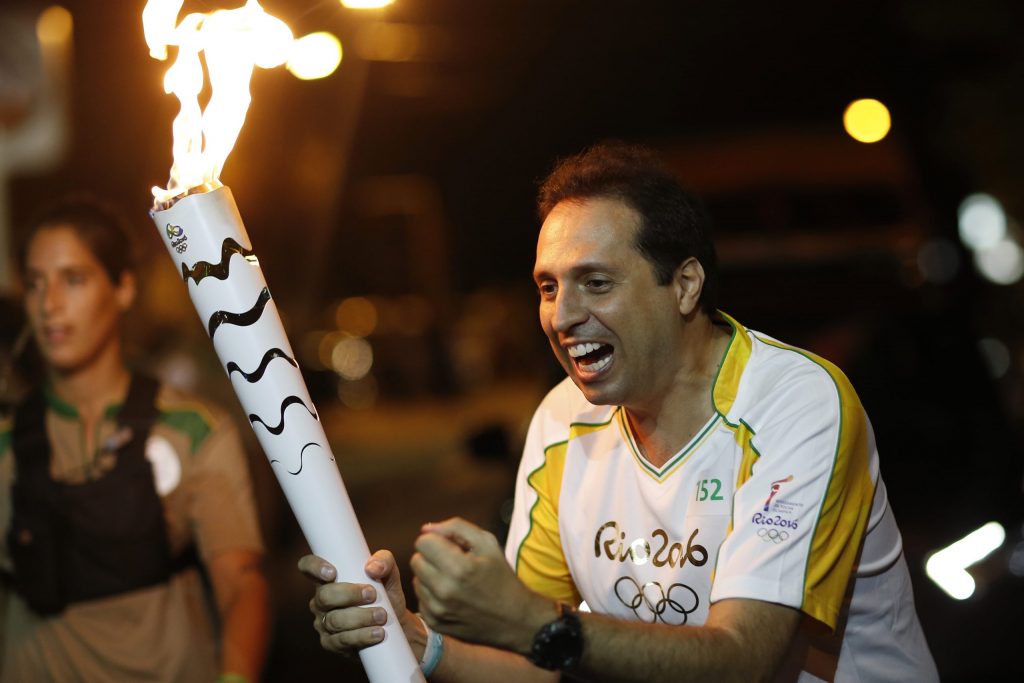 Carregando a Tocha Olímpica na Cerimônia da Rio - 2016. Um dia memorável em toda minha vida fazer parte do time de revezamento da Tocha aqui no Brasil.